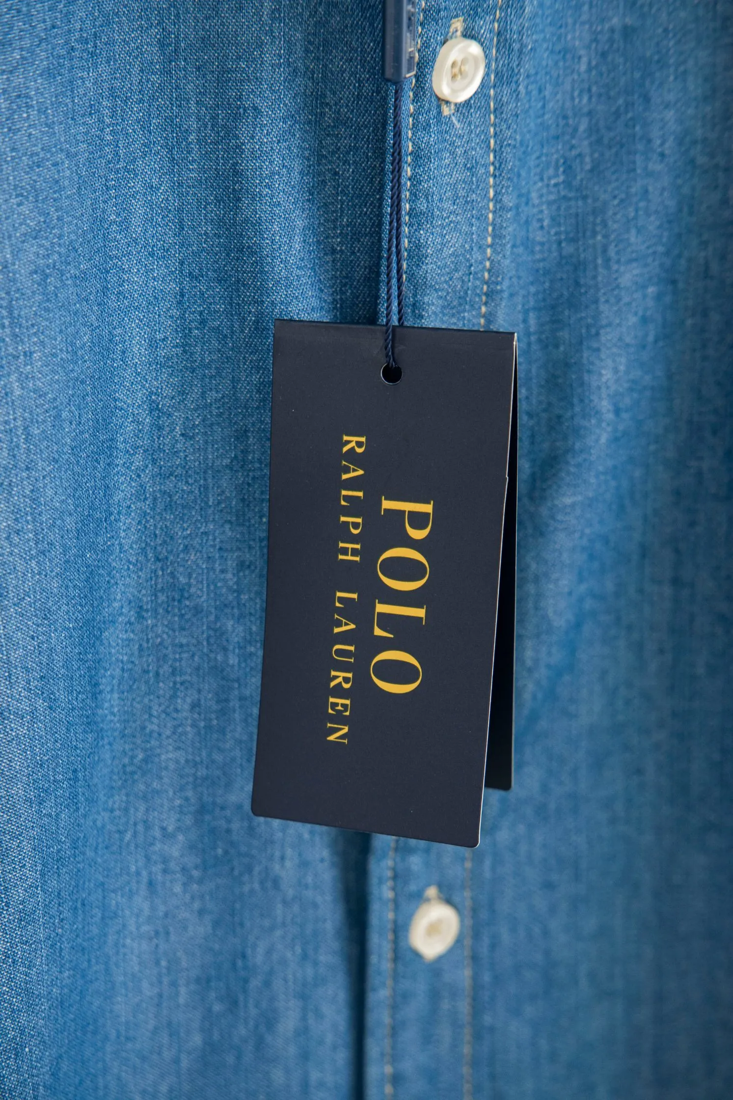 🅿️250 new model number: B115 Ralph Lauren/Ralph Lauren classic color small label couple style washed denim long-sleeved shirt 1️⃣Made of high-quality denim fabric, the upper body is soft and comfortable, extremely delicate, the hand feels solid, smooth and soft. The fabric does not wrinkle, and the hand feel is invincible. The details are handled perfectly! 2️⃣Adopting the washing process, the workmanship details are perfectly controlled. They are all hemmed with vest technology, and the inside of the sleeves are also different. Different from the four-needle and five-thread workmanship, the collar is also designed with interlining, which shows high-end fashion and individuality. The style is fashionable, simple and elegant! 3️⃣It is very youthful and energetic, and can be easily worn by both men and women. It is very in line with the fashion aesthetic concepts of today's young people! Color: light blue, dark blue Size: S, M, L, XL